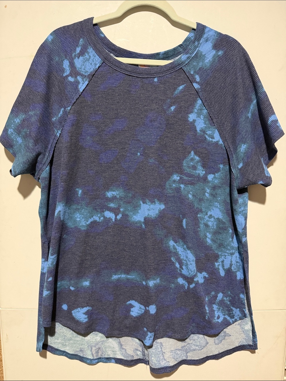 LuLaRoe Melanie Raglan Short Sleeve Crewneck Top in Blue tie-dye print